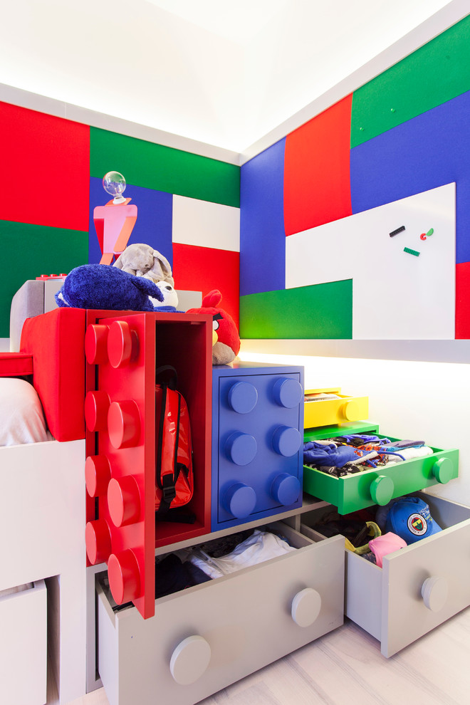 Bild på ett funkis barnrum kombinerat med sovrum, med flerfärgade väggar