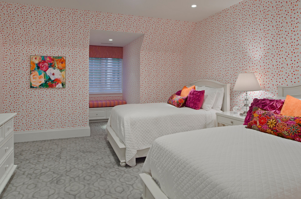 Свежая идея для дизайна: детская с спальным местом, разноцветными стенами, серым полом и обоями на стенах для девочки - отличное фото интерьера