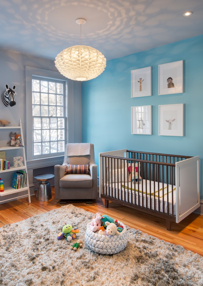 Стильный дизайн: детская в стиле фьюжн с спальным местом, синими стенами и паркетным полом среднего тона для ребенка от 1 до 3 лет, девочки - последний тренд