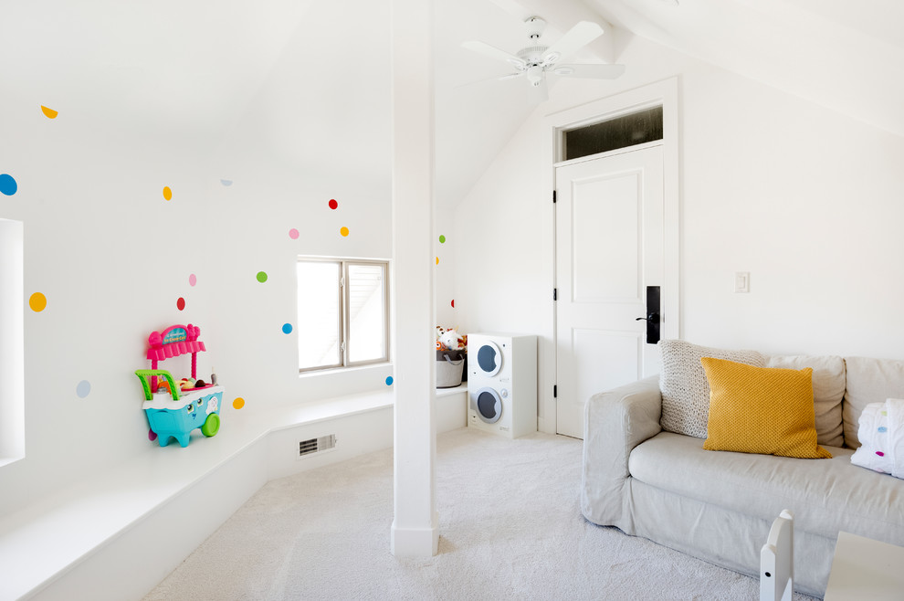 Ejemplo de dormitorio infantil de 4 a 10 años campestre pequeño con paredes blancas, moqueta y suelo gris
