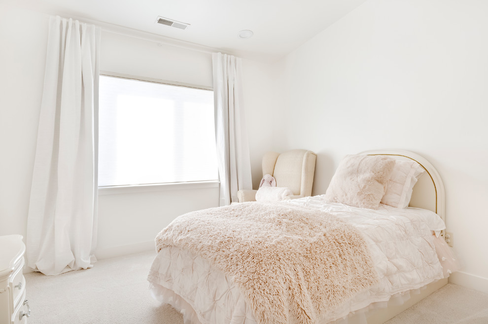 Kleines Landhausstil Mädchenzimmer mit Schlafplatz, weißer Wandfarbe, Teppichboden und grauem Boden in Salt Lake City