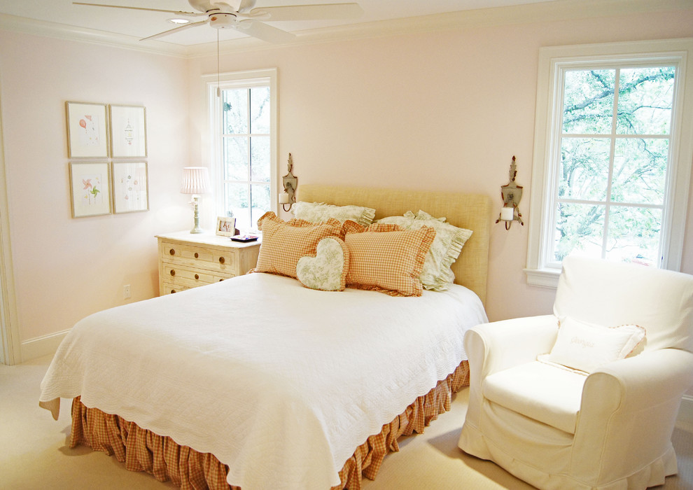 Modelo de dormitorio infantil tradicional con moqueta y paredes rosas