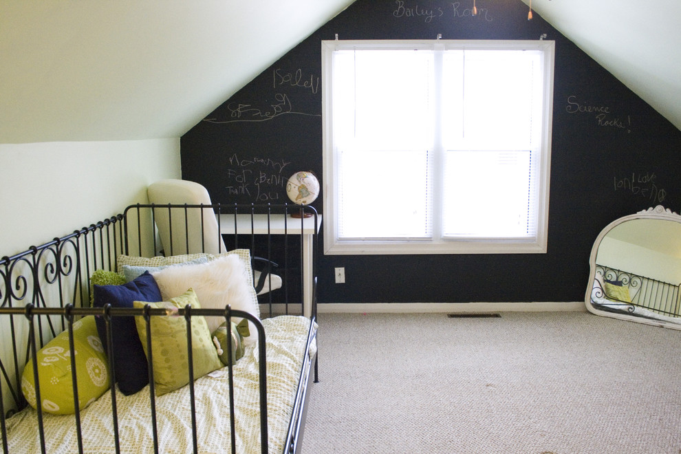 Exempel på ett eklektiskt småbarnsrum kombinerat med sovrum, med svarta väggar