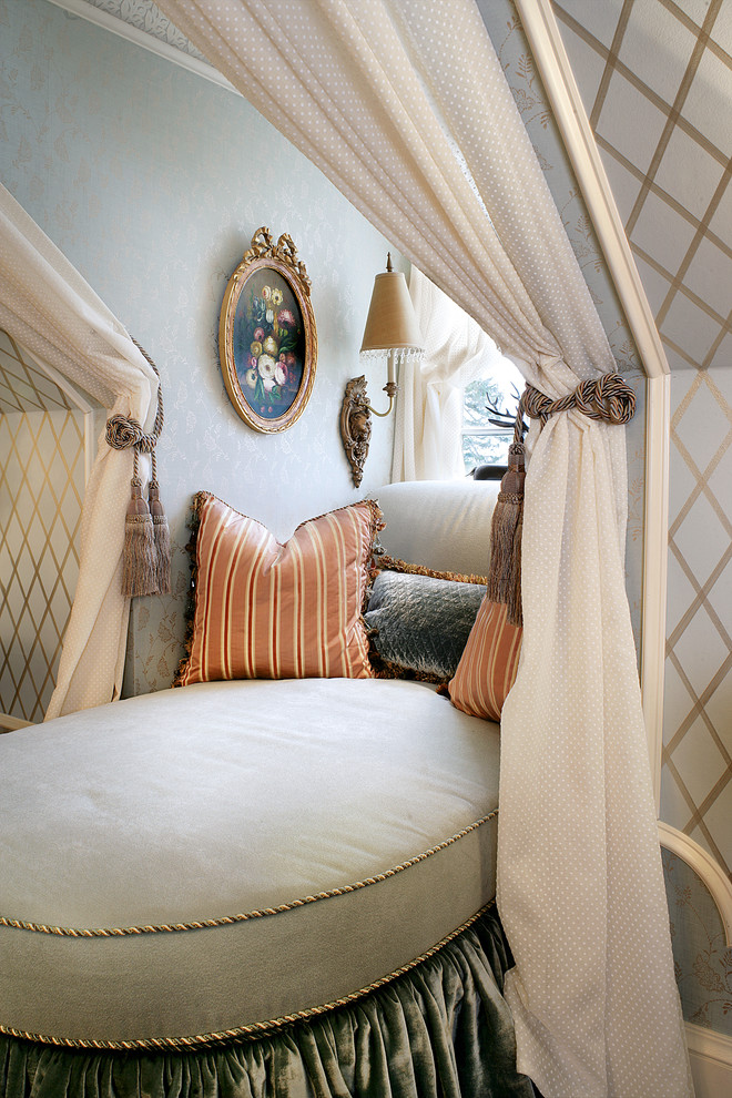 Exempel på ett mellanstort klassiskt barnrum kombinerat med sovrum, med blå väggar, mörkt trägolv och brunt golv