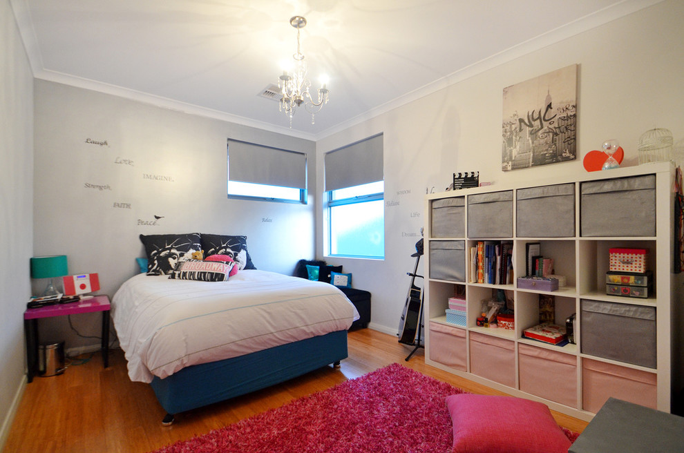 Modernes Kinderzimmer mit Schlafplatz, grauer Wandfarbe und braunem Holzboden in Perth