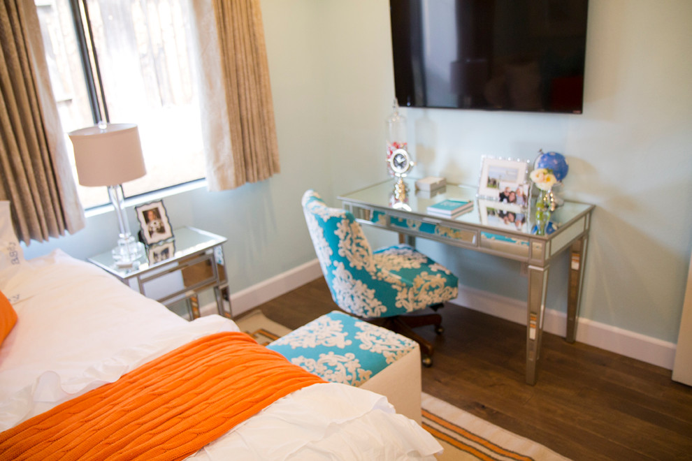 Ejemplo de dormitorio infantil clásico renovado de tamaño medio con paredes azules