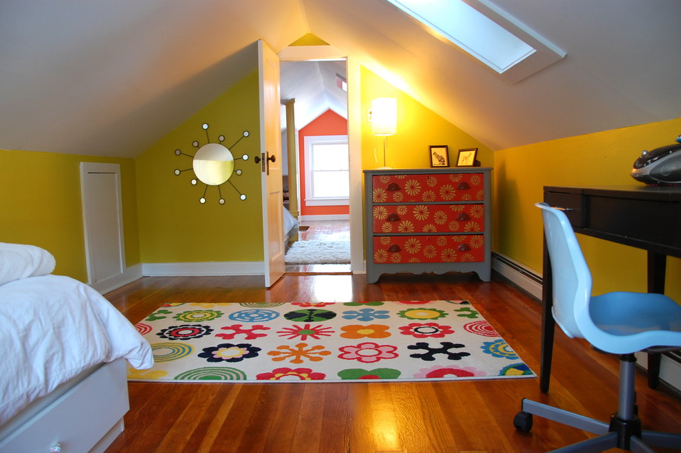 Inspiration pour une chambre neutre bohème avec un bureau, un mur jaune et un sol en bois brun.