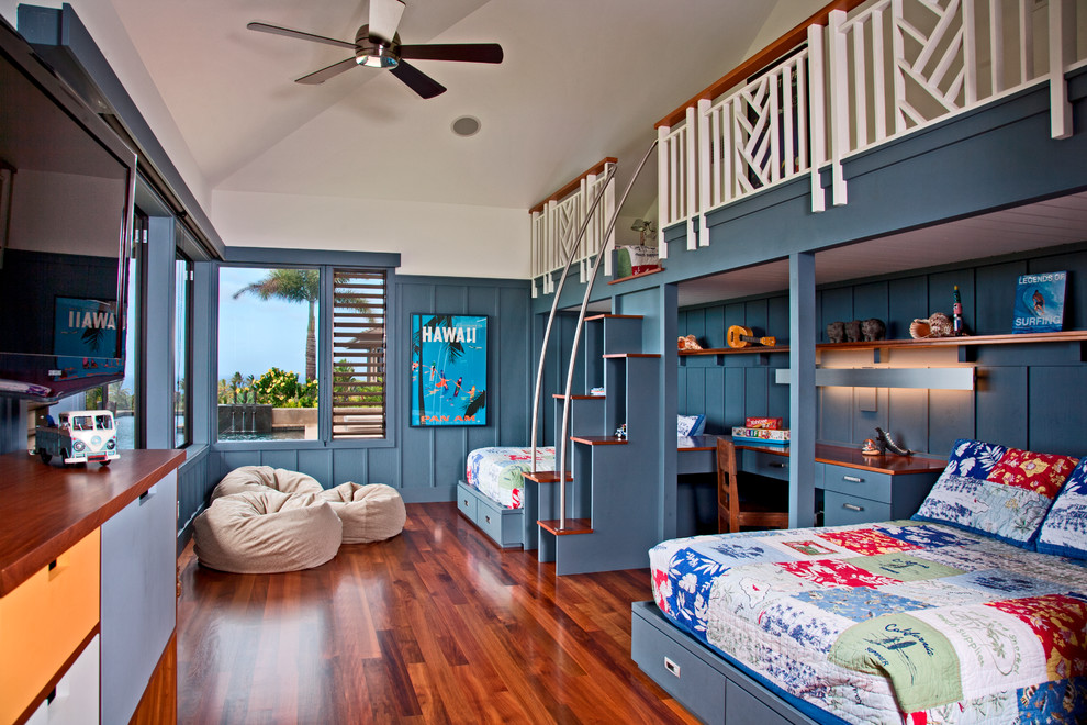 ハワイにあるトロピカルスタイルのおしゃれな子供部屋 (青い壁、無垢フローリング、児童向け、茶色い床、二段ベッド) の写真
