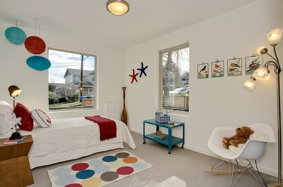 Cette photo montre une chambre d'enfant chic avec un mur blanc et moquette.
