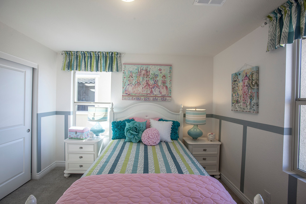 Idéer för mellanstora eklektiska flickrum kombinerat med sovrum och för 4-10-åringar, med beige väggar och heltäckningsmatta