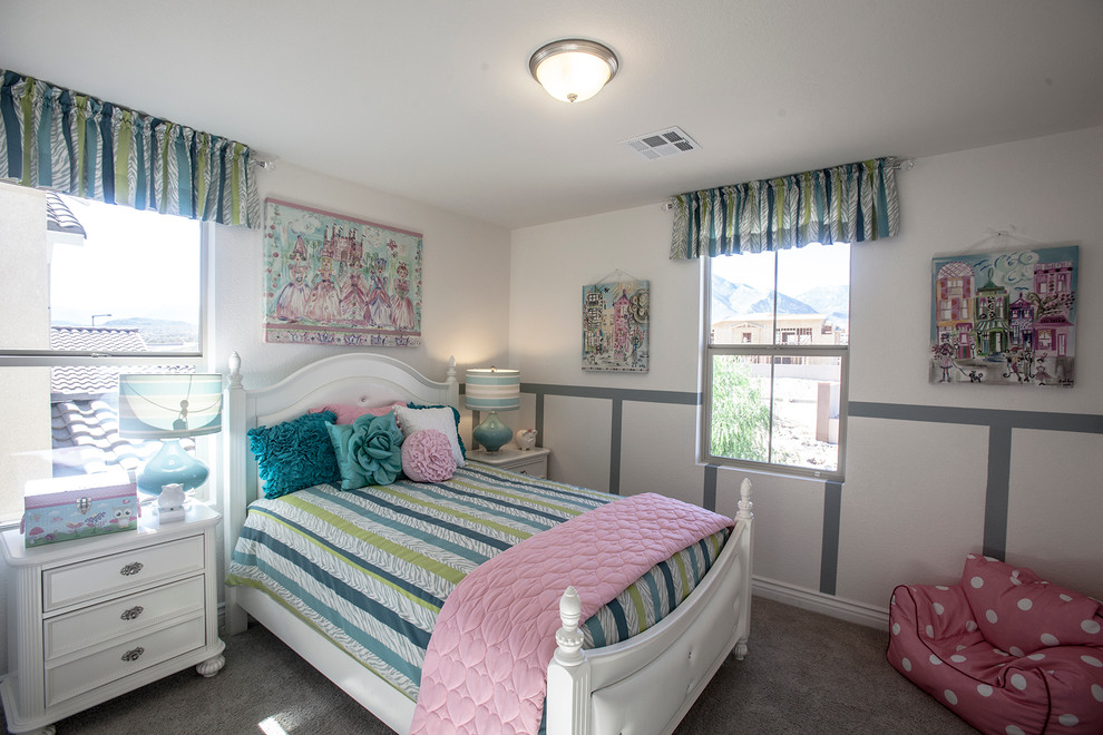Modelo de dormitorio infantil de 4 a 10 años ecléctico de tamaño medio con paredes beige y moqueta