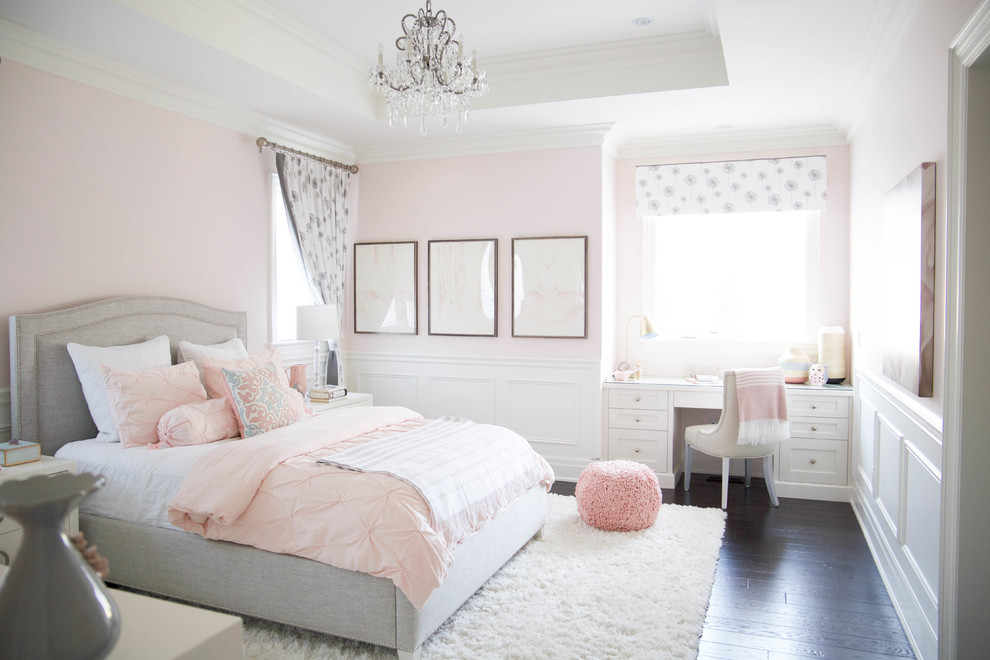 Inspiration för ett stort vintage barnrum, med rosa väggar, mörkt trägolv och brunt golv