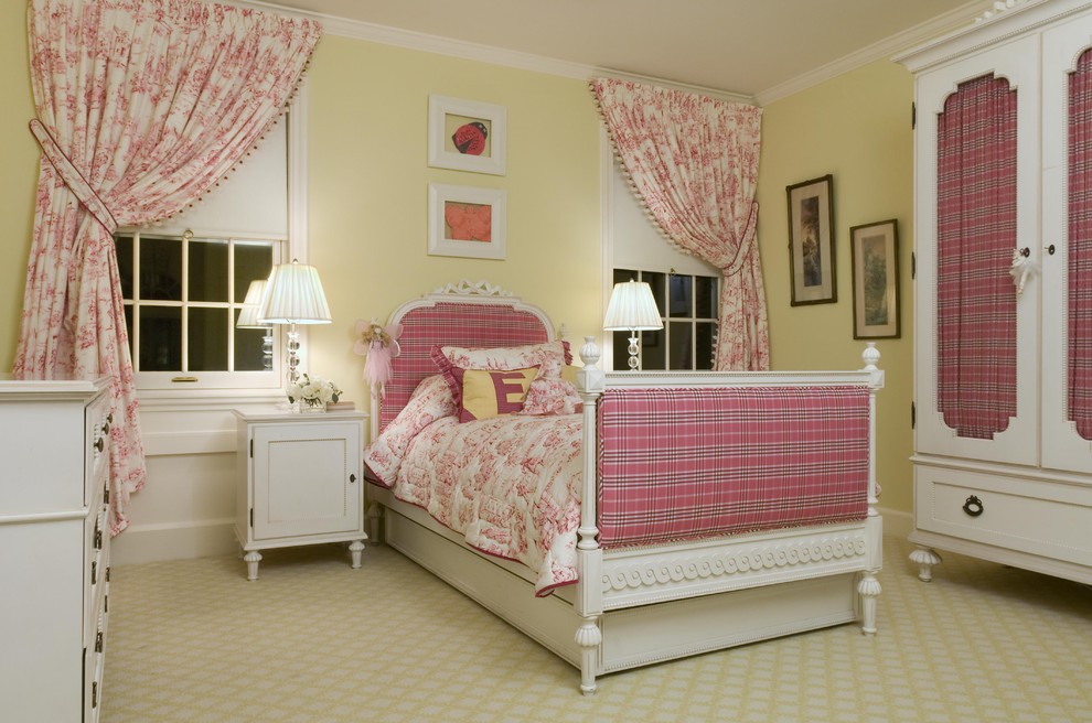 На фото: детская в классическом стиле с спальным местом, желтыми стенами и ковровым покрытием для ребенка от 4 до 10 лет, девочки с