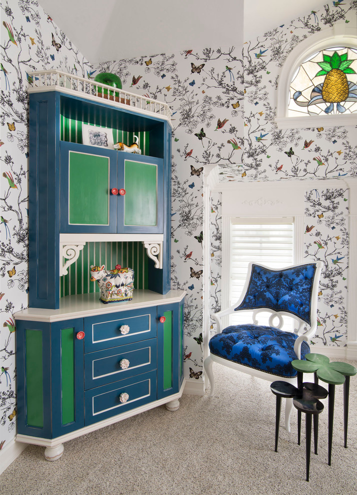 Modelo de dormitorio infantil tradicional con paredes multicolor y moqueta