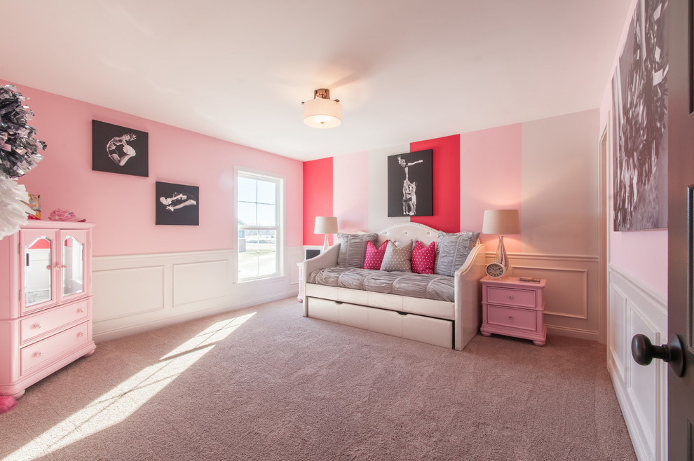 Idéer för ett klassiskt flickrum kombinerat med sovrum och för 4-10-åringar, med flerfärgade väggar och heltäckningsmatta