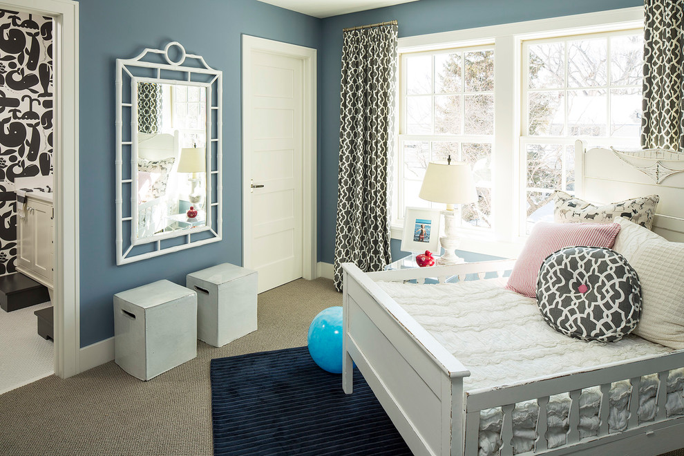 Cette image montre une chambre de garçon marine avec un mur bleu.