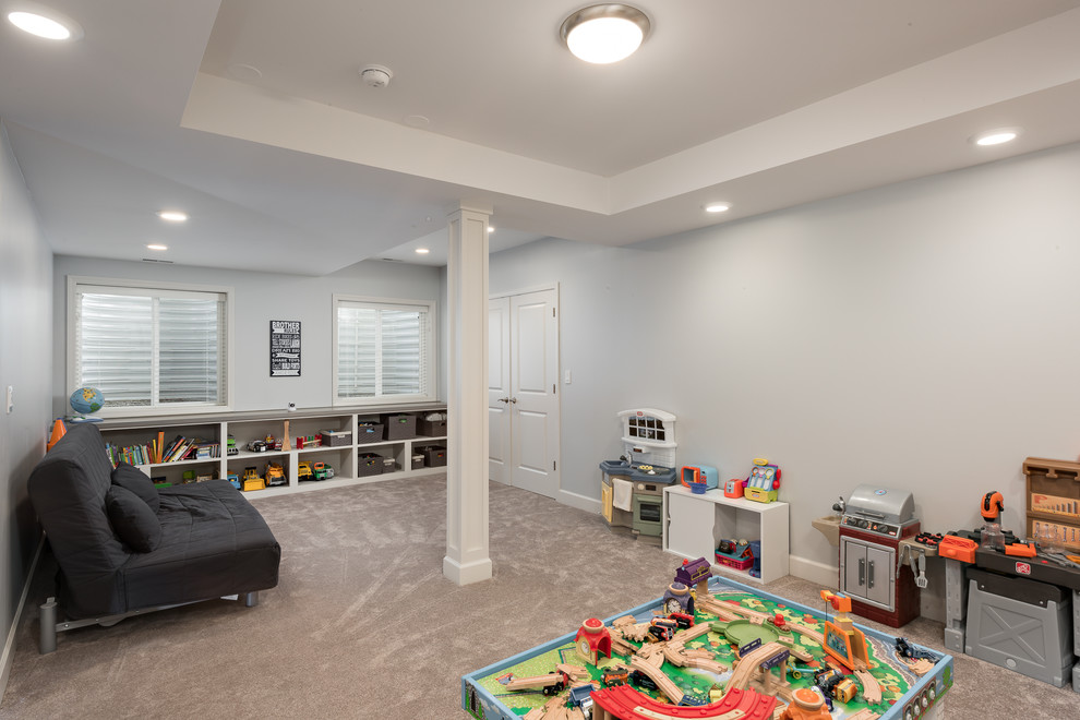 Immagine di una cameretta per bambini da 1 a 3 anni chic di medie dimensioni con pareti grigie, moquette e pavimento beige
