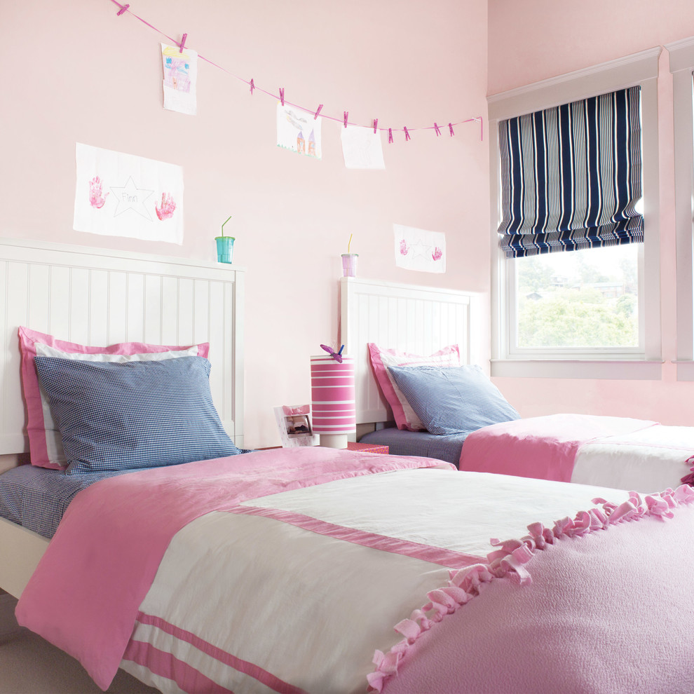 Inspiration för ett stort vintage flickrum kombinerat med sovrum och för 4-10-åringar, med rosa väggar