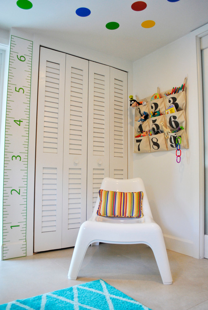 Immagine di una piccola cameretta per bambini da 1 a 3 anni moderna con pareti bianche e pavimento con piastrelle in ceramica