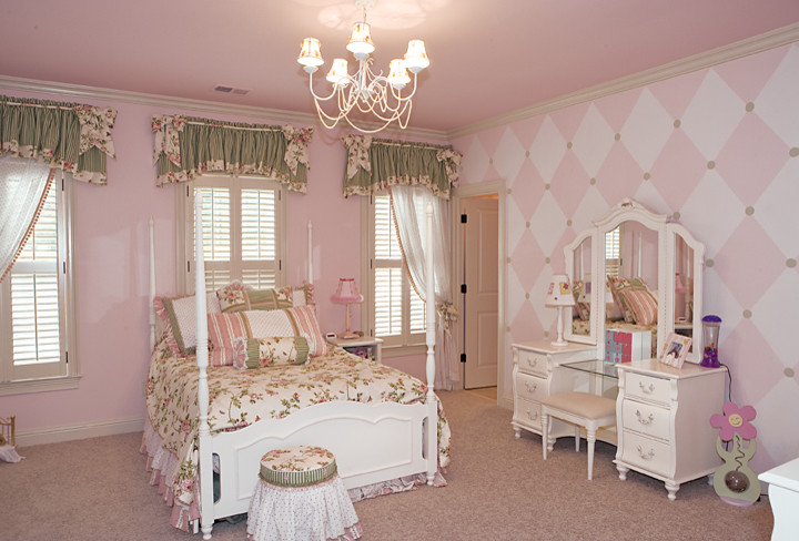 Bild på ett mellanstort shabby chic-inspirerat flickrum kombinerat med sovrum och för 4-10-åringar, med rosa väggar, heltäckningsmatta och beiget golv
