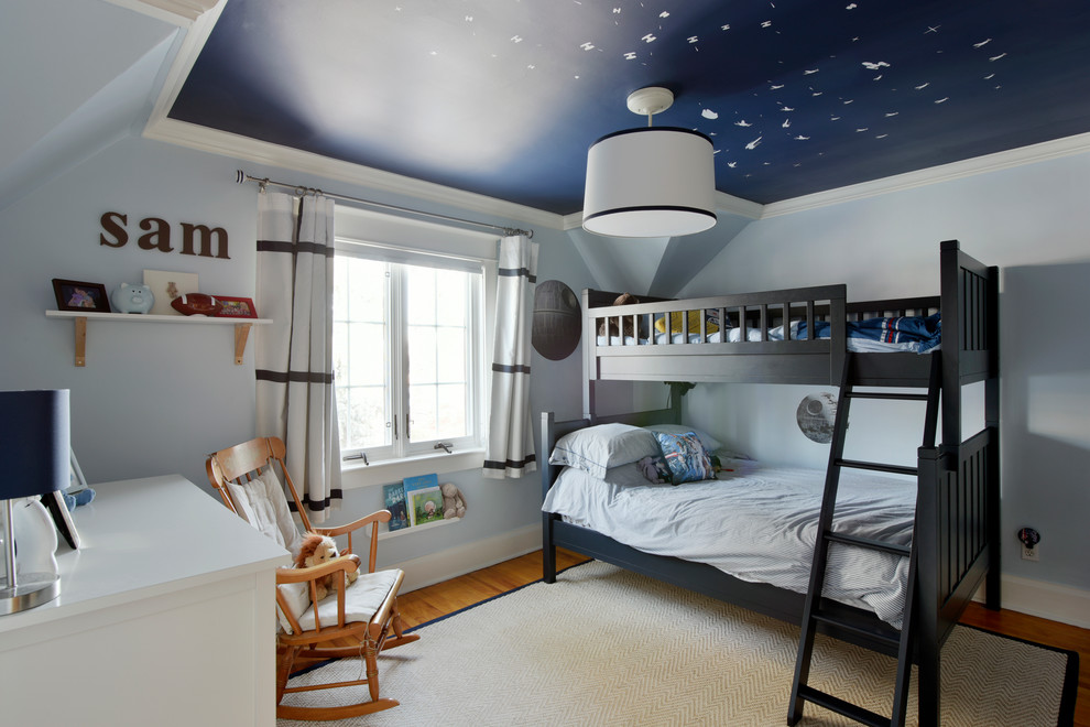 Ejemplo de dormitorio infantil tradicional renovado de tamaño medio con paredes azules, suelo marrón y suelo de madera en tonos medios