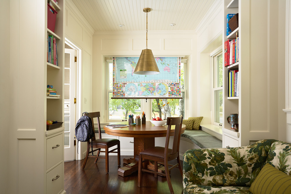 Aménagement d'une chambre d'enfant classique avec un mur blanc, parquet foncé et un bureau.
