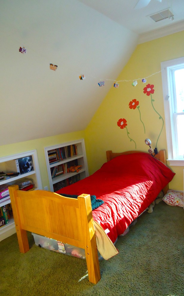 Réalisation d'une chambre d'enfant de 4 à 10 ans bohème avec un mur jaune et moquette.