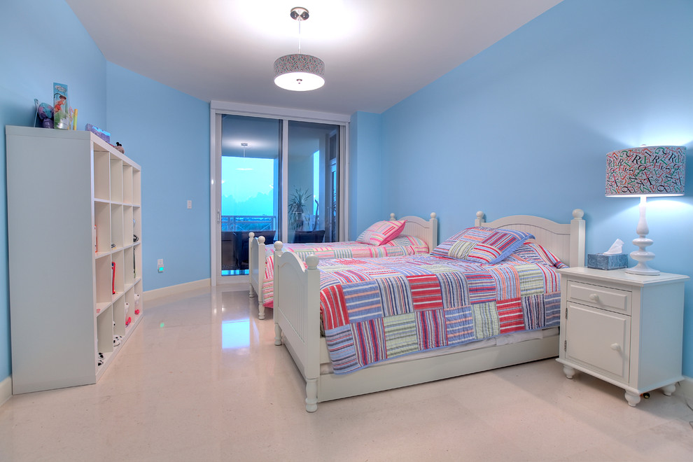Großes Stilmix Mädchenzimmer mit Schlafplatz, blauer Wandfarbe und Marmorboden in Miami