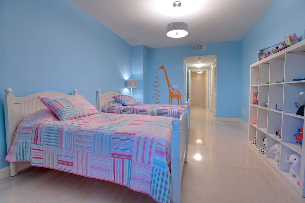 Inspiration för stora eklektiska flickrum kombinerat med sovrum och för 4-10-åringar, med blå väggar, beiget golv och marmorgolv