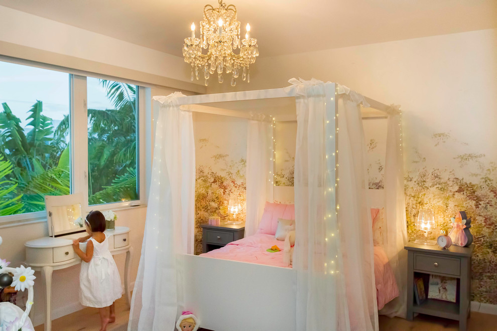 Modelo de dormitorio infantil de 4 a 10 años costero grande con paredes beige y suelo de madera en tonos medios