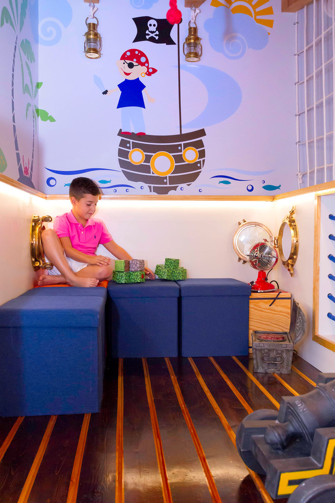 Foto de dormitorio infantil de 4 a 10 años costero grande con paredes azules y suelo de madera oscura