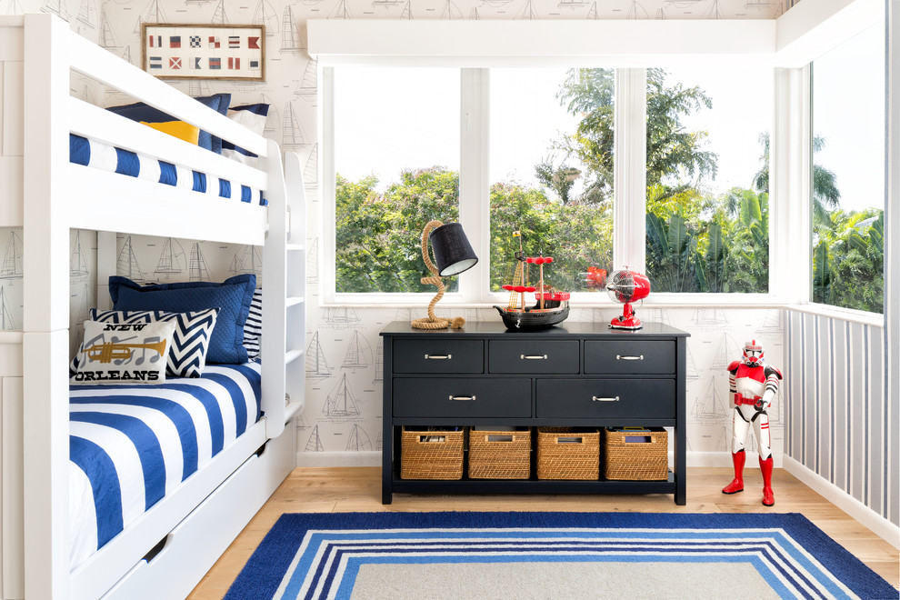 Aménagement d'une grande chambre d'enfant de 4 à 10 ans bord de mer avec parquet clair, un mur multicolore et un sol beige.