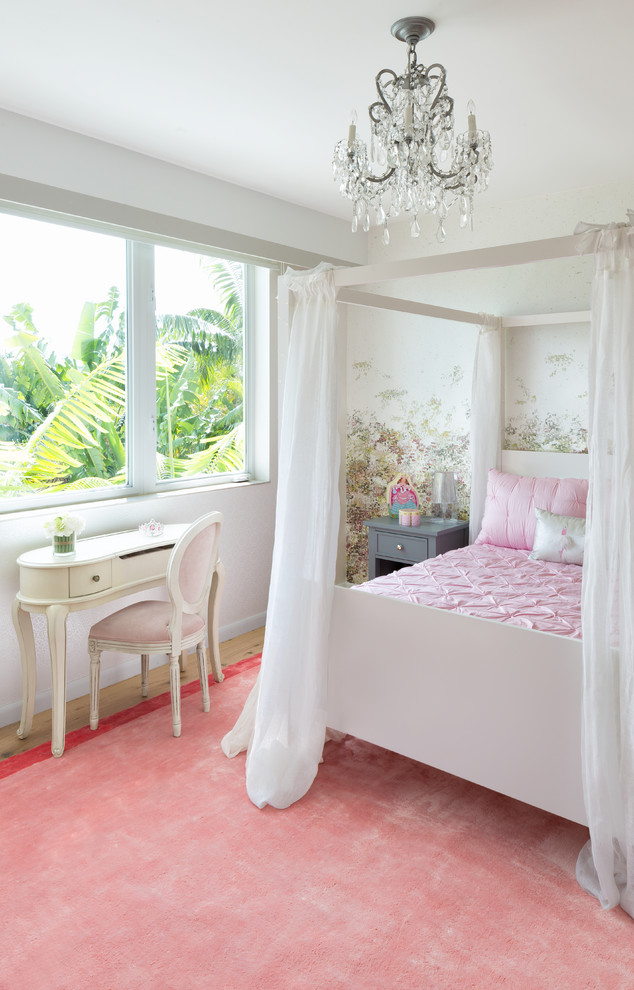 Immagine di una cameretta per bambini da 4 a 10 anni stile marino di medie dimensioni con pareti bianche, parquet chiaro e pavimento beige