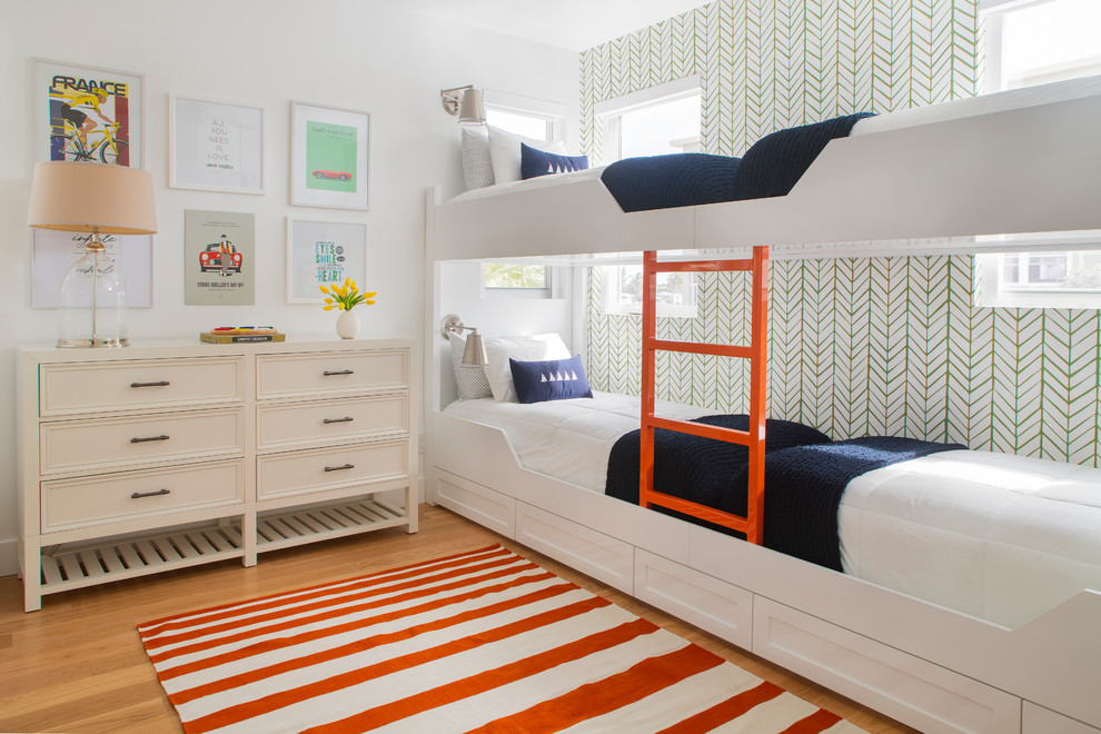 Maritimes Kinderzimmer mit Schlafplatz, weißer Wandfarbe, braunem Holzboden und braunem Boden in Miami