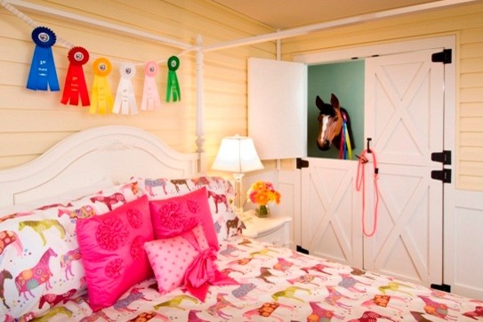 Diseño de dormitorio infantil de 4 a 10 años tradicional de tamaño medio con paredes amarillas y suelo de madera oscura