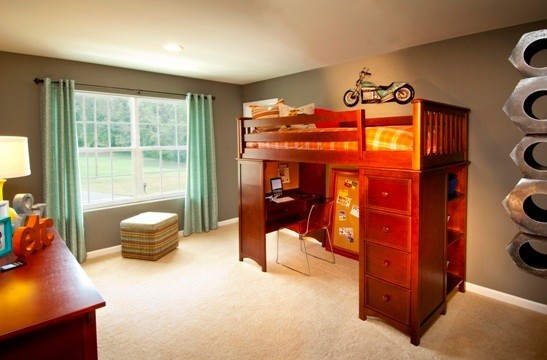 На фото: детская среднего размера в классическом стиле с спальным местом, коричневыми стенами и ковровым покрытием для подростка, мальчика
