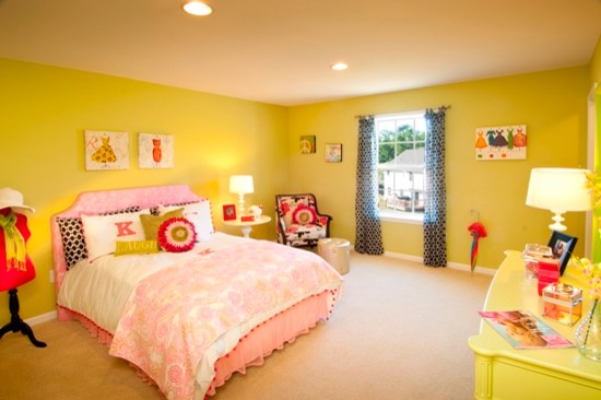Idee per una cameretta per bambini chic con pareti gialle e moquette