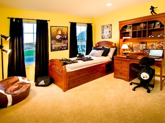 Стильный дизайн: детская среднего размера в классическом стиле с спальным местом, желтыми стенами и ковровым покрытием для подростка, мальчика - последний тренд