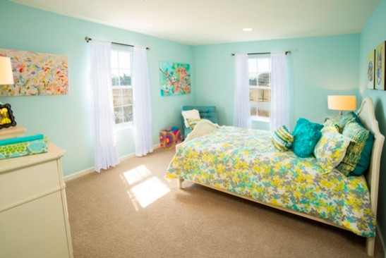 Esempio di una cameretta per bambini classica con moquette e pareti blu