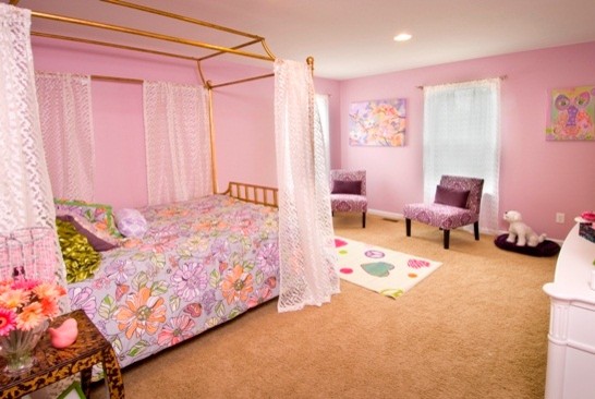 Klassisk inredning av ett mellanstort flickrum kombinerat med sovrum och för 4-10-åringar, med rosa väggar och heltäckningsmatta