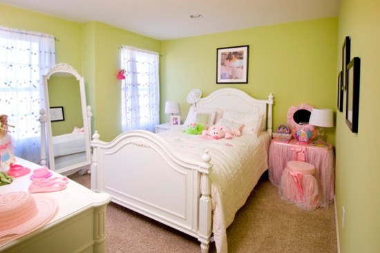Immagine di una cameretta per bambini chic con pareti gialle e moquette
