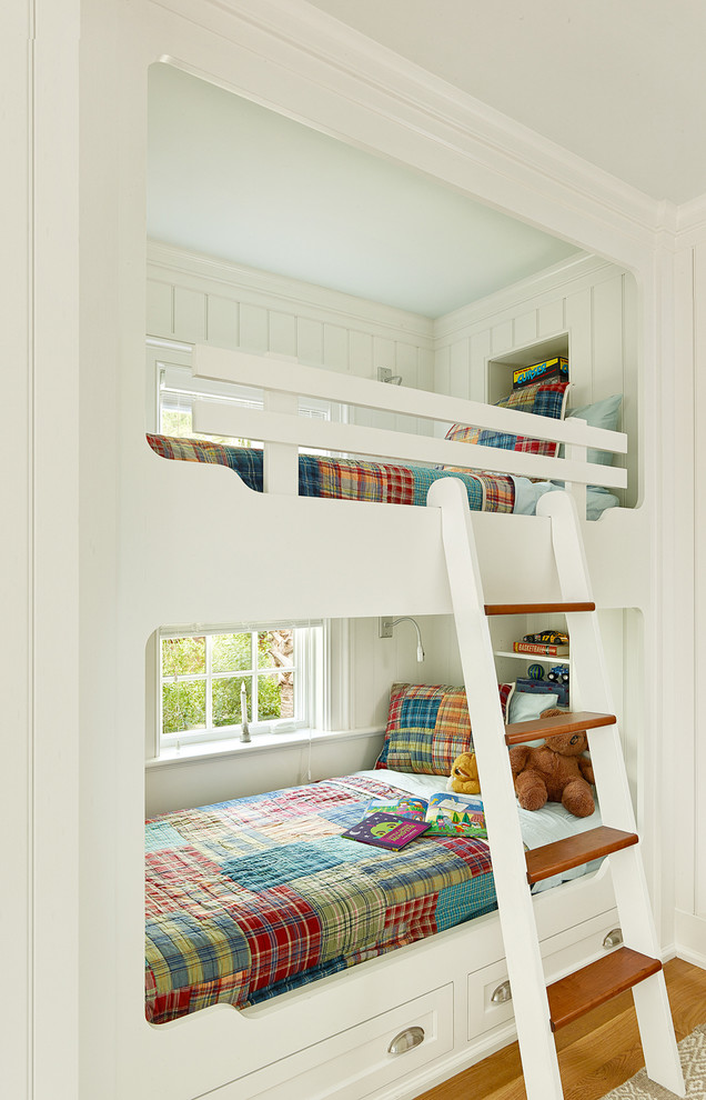 Foto på ett vintage könsneutralt barnrum kombinerat med sovrum och för 4-10-åringar, med vita väggar och ljust trägolv