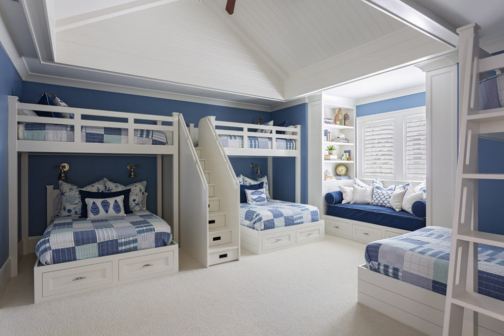 Diseño de dormitorio infantil marinero con paredes azules, moqueta y suelo beige