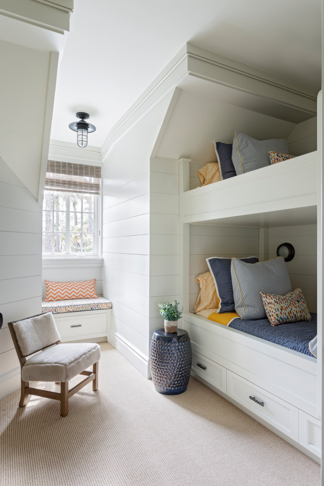 Diseño de dormitorio infantil costero con paredes blancas, moqueta, suelo beige y machihembrado