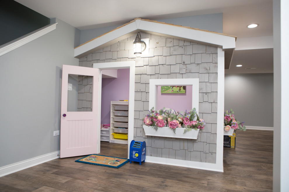 Immagine di una cameretta per bambini da 4 a 10 anni classica di medie dimensioni con pareti viola, pavimento in vinile e pavimento marrone