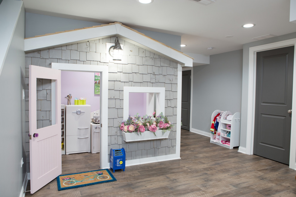 Ispirazione per una cameretta per bambini da 4 a 10 anni classica di medie dimensioni con pareti viola, pavimento in vinile e pavimento marrone
