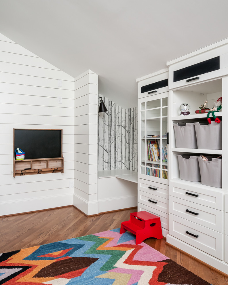 Imagen de dormitorio infantil de 4 a 10 años clásico renovado con paredes blancas y suelo de madera en tonos medios