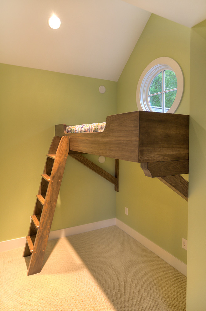 Idéer för ett klassiskt könsneutralt barnrum kombinerat med sovrum, med gröna väggar och heltäckningsmatta
