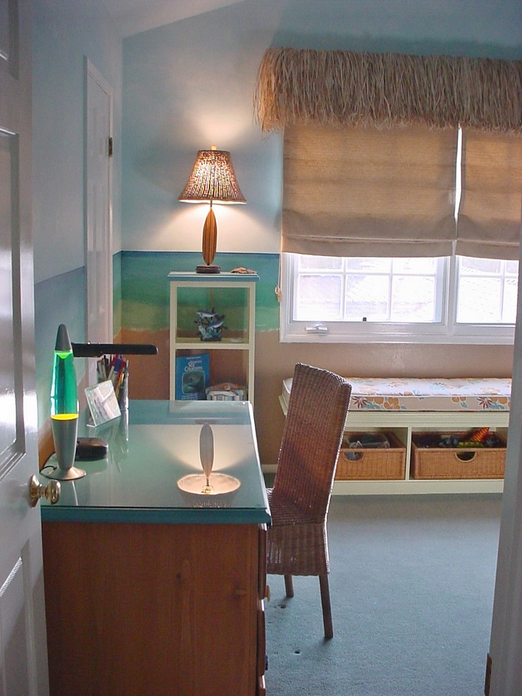 Foto på ett mellanstort maritimt könsneutralt barnrum kombinerat med sovrum och för 4-10-åringar, med blå väggar och heltäckningsmatta