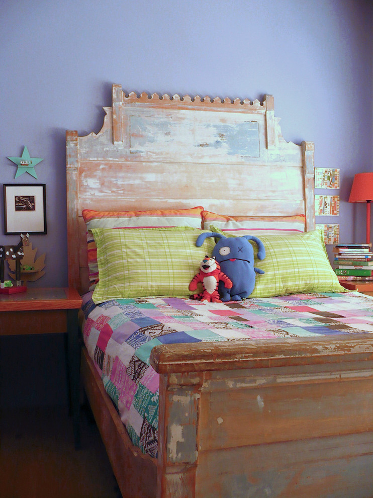 Foto på ett eklektiskt könsneutralt barnrum kombinerat med sovrum och för 4-10-åringar, med lila väggar